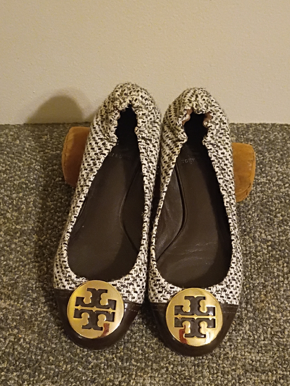 Tory Burch Claire Cap Toe Black & White Tweed Ballet Flats with Gold Logo Size 7